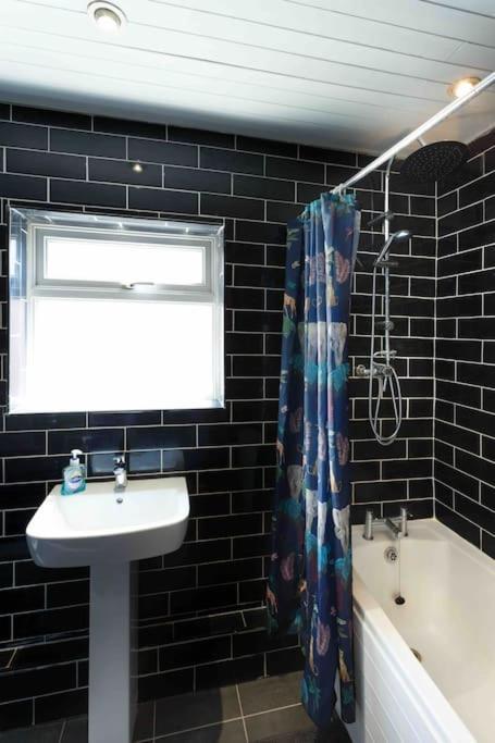 Chester/Handbridge Sleeps 9 + Netflix Hough Green Exteriér fotografie
